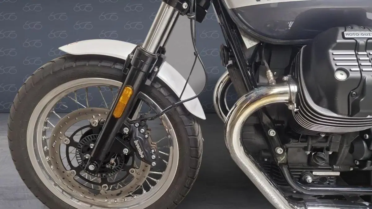 Moto Guzzi V7 Special (2021 - 24)  (7)