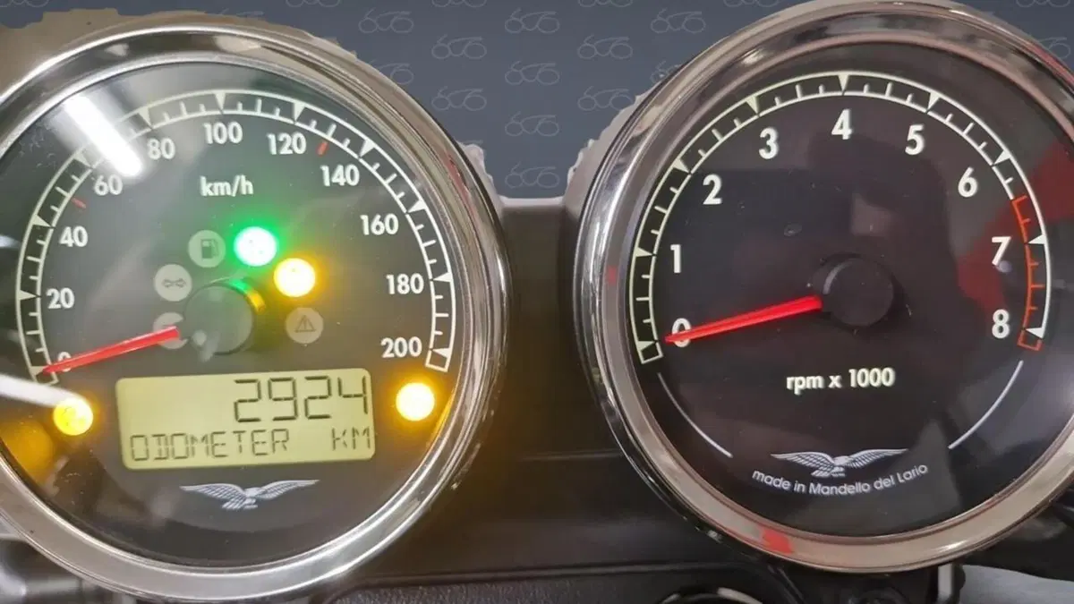 Moto Guzzi V7 Special (2021 - 24)  (8)