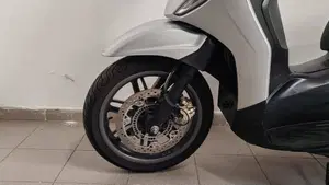 Piaggio Beverly 300 ABS-ASR (2021 - 25)  (3)