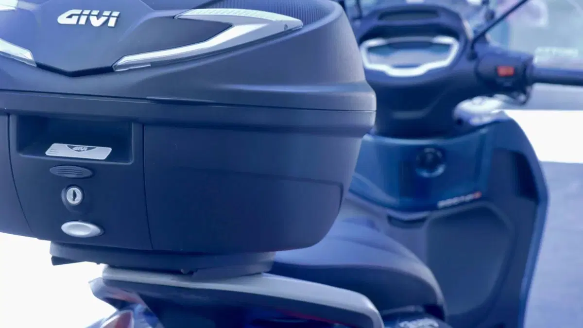 Piaggio Beverly 300 Hpe (2021)  (2)