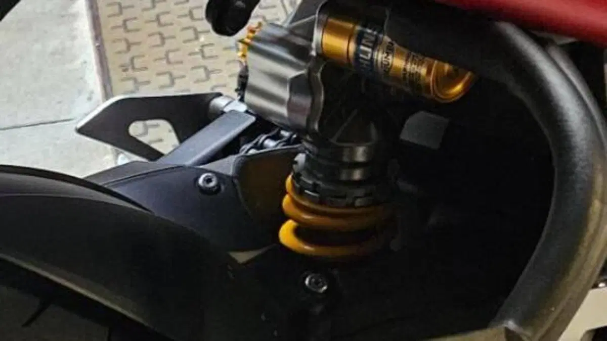 Triumph Speed Triple 1050 R ABS (2016 - 17)  (2)