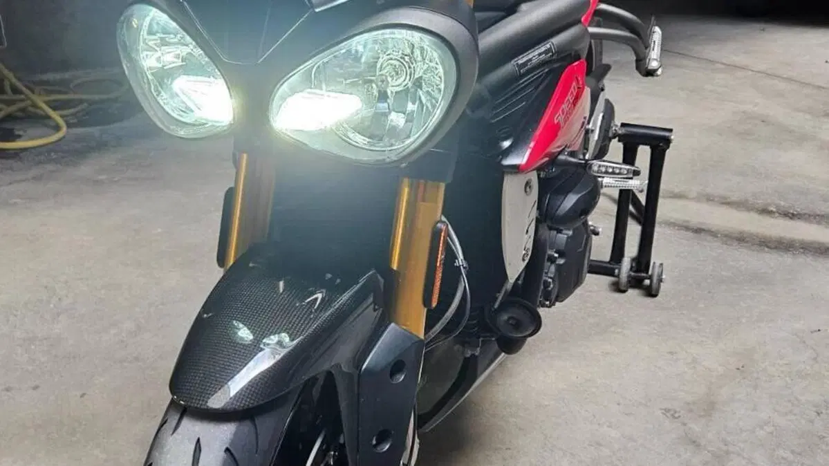 Triumph Speed Triple 1050 R ABS (2016 - 17)  (7)