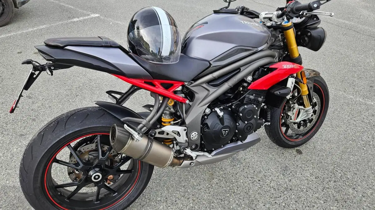 Triumph Speed Triple 1050 R ABS (2016 - 17)  (8)