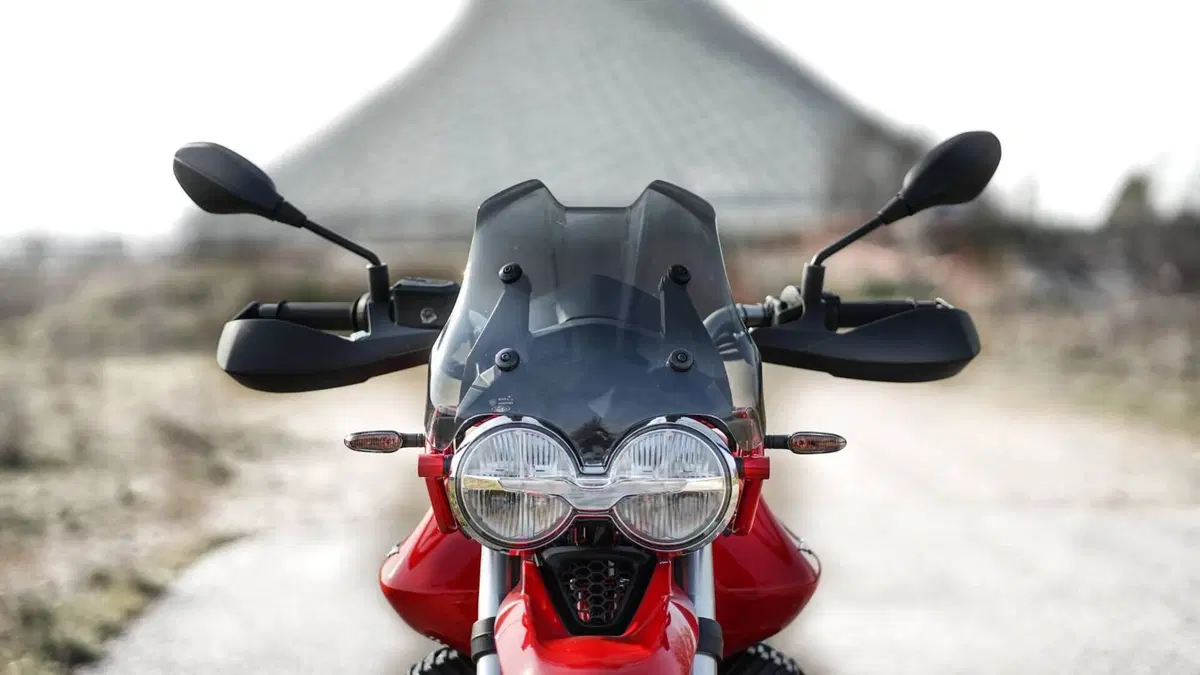 Moto Guzzi V85 TT Evocative Graphics (2021 - 23)  (3)