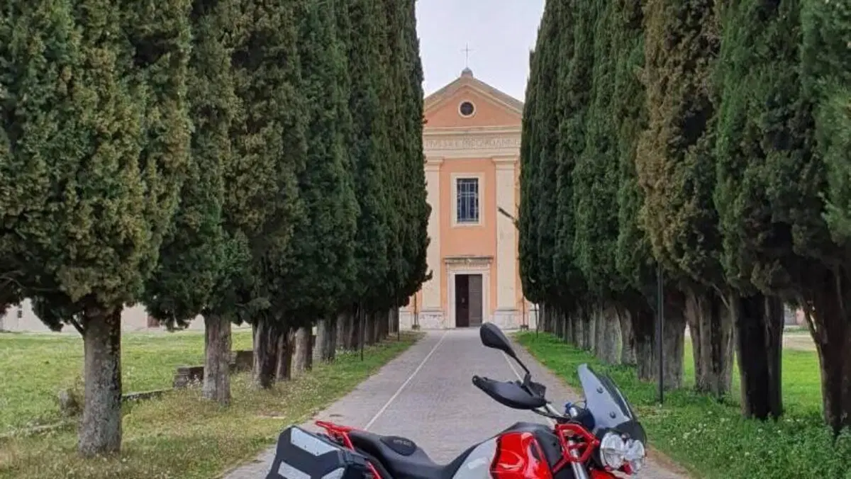 Moto Guzzi V85 TT Evocative Graphics (2021 - 23)  (5)