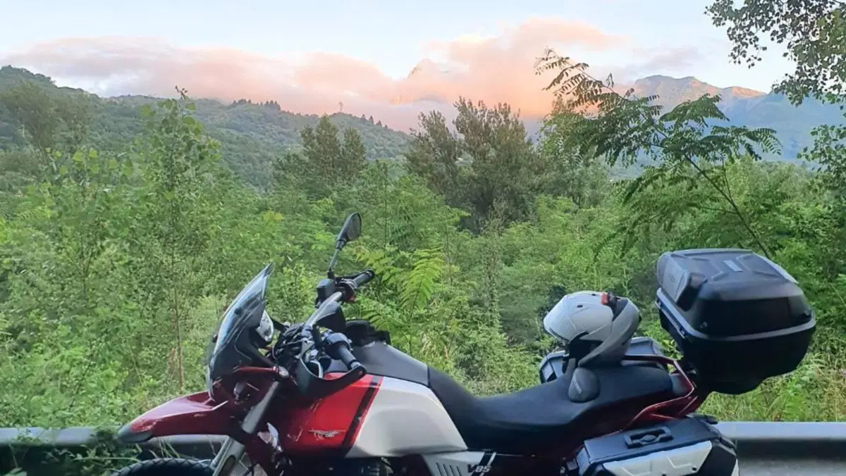 Moto Guzzi V85 TT Evocative Graphics (2021 - 23)  (7)
