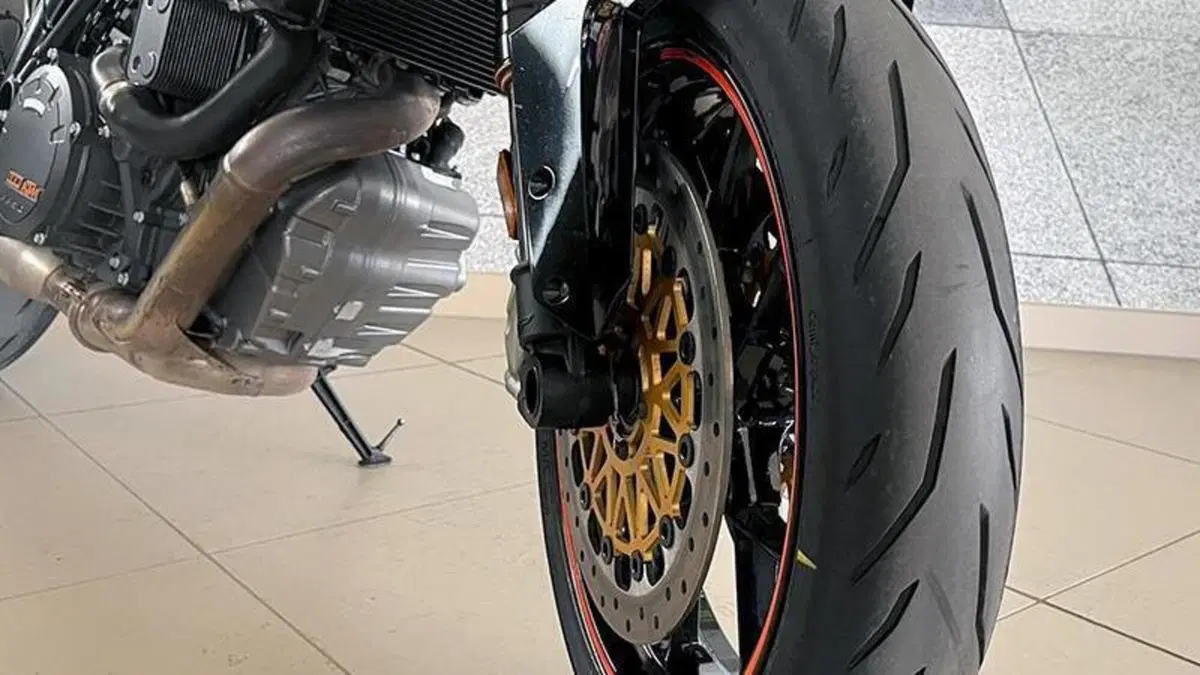 KTM 1290 Super Duke R (2019)  (4)