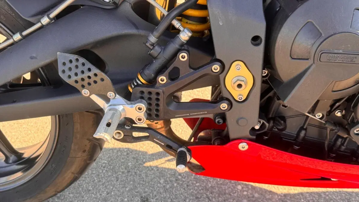 Triumph Street Triple (2007 - 12)  (8)