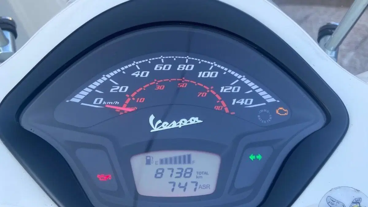 Vespa GTS 300 Super Racing Sixties Hpe (2021 - 22)  (2)