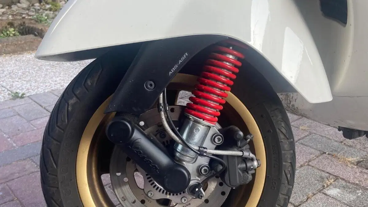 Vespa GTS 300 Super Racing Sixties Hpe (2021 - 22)  (4)