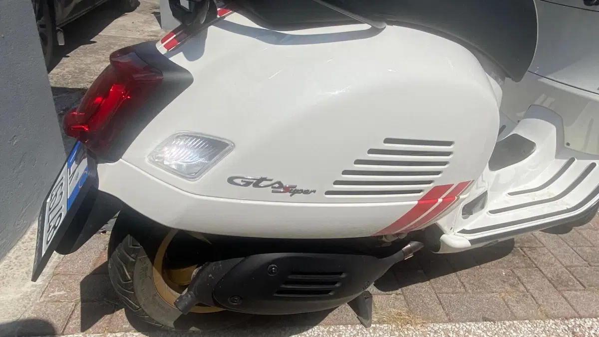 Vespa GTS 300 Super Racing Sixties Hpe (2021 - 22)  (5)