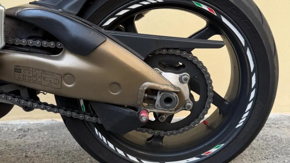 Aprilia Tuono 1000 R (2004 - 05)  (2)