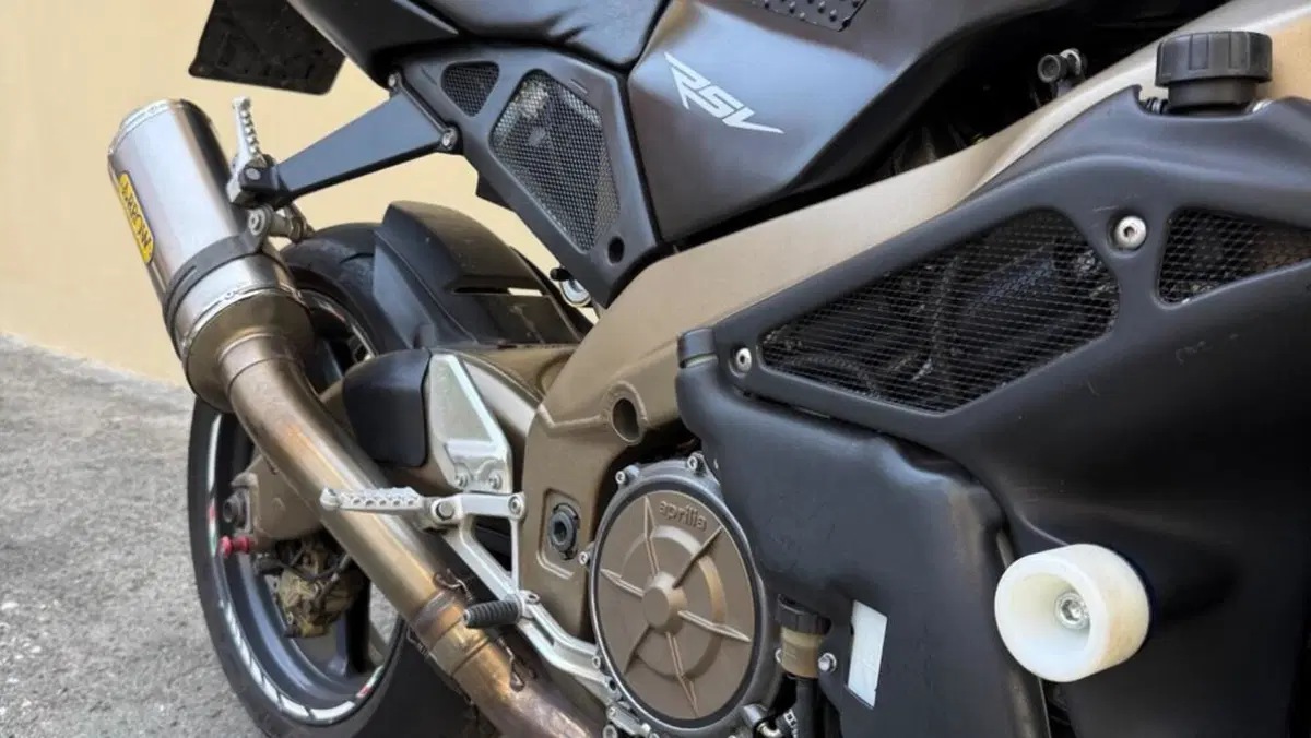 Aprilia Tuono 1000 R (2004 - 05)  (13)