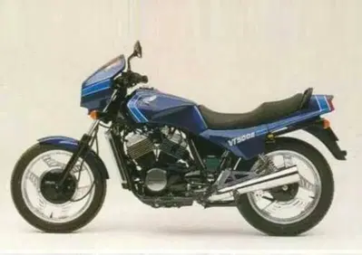 Ricambi Usati Originali Honda VT 500 Frecce Cover - Annuncio 10079933