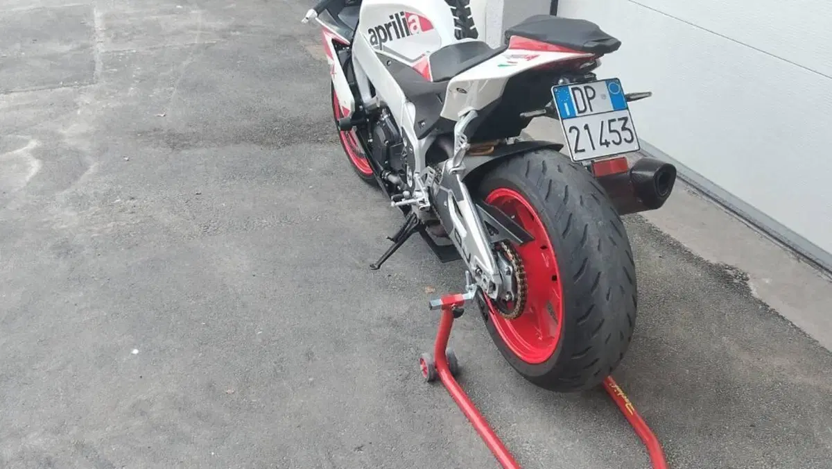 Aprilia RSV4 R (2009 - 12)  (5)