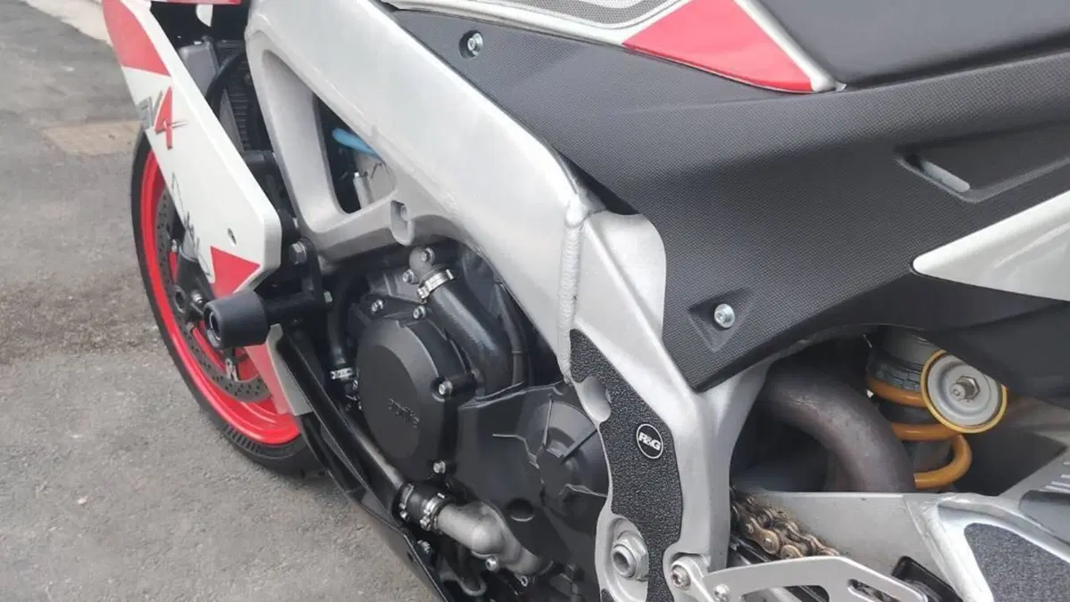 Aprilia RSV4 R (2009 - 12)  (16)
