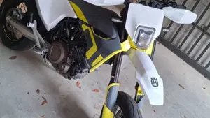 Husqvarna 701 Supermoto (2021) 