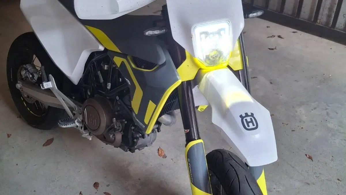Husqvarna 701 Supermoto (2021)  (2)