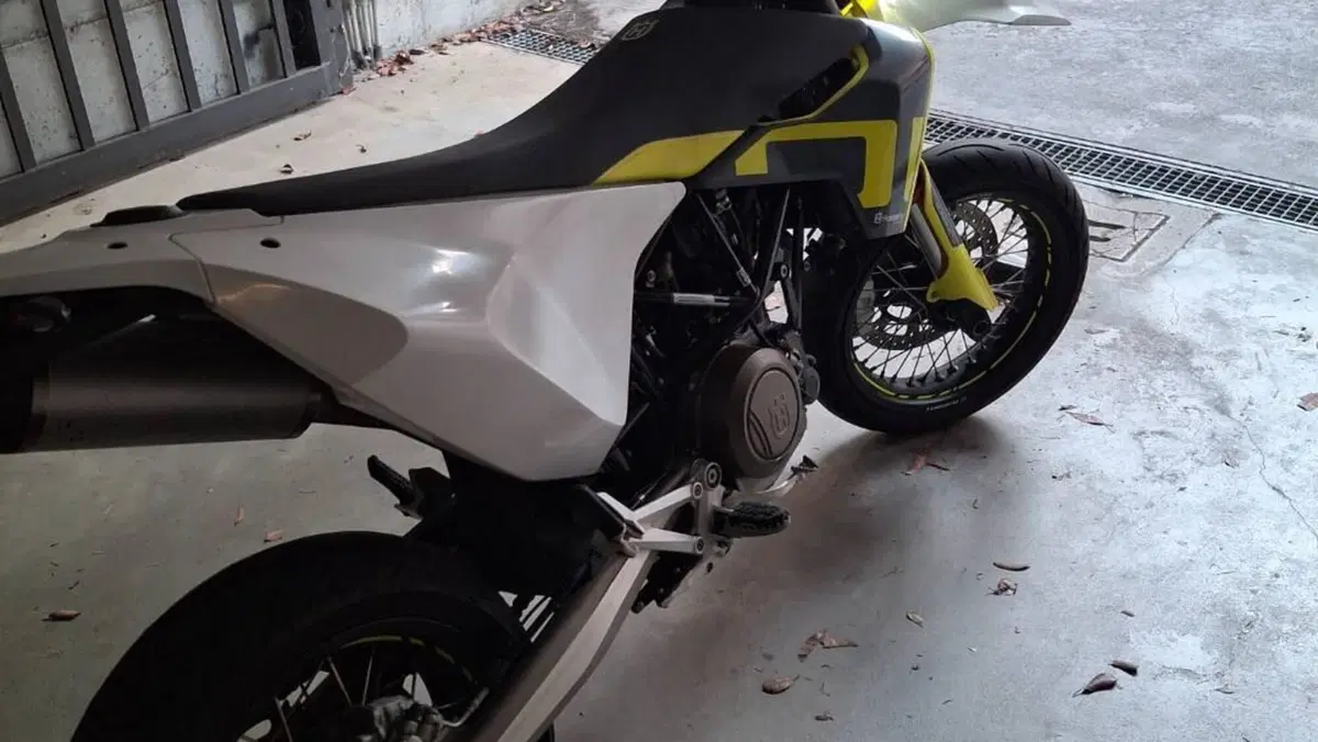 Husqvarna 701 Supermoto (2021)  (3)