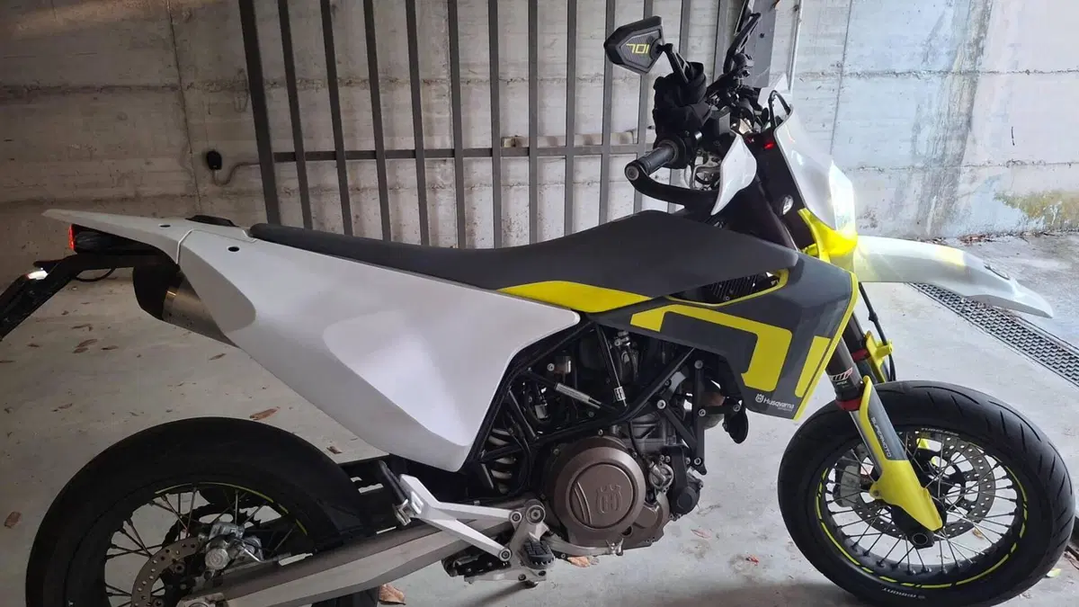 Husqvarna 701 Supermoto (2021)  (5)