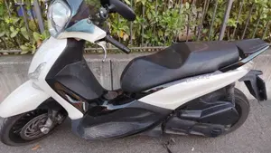 Piaggio Beverly 300 ABS-ASR (2021 - 25)  (2)