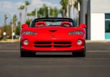 La Dodge Viper di Pamela Anderson va all'asta, ma potrebbe valere meno di un esemplare qualsiasi