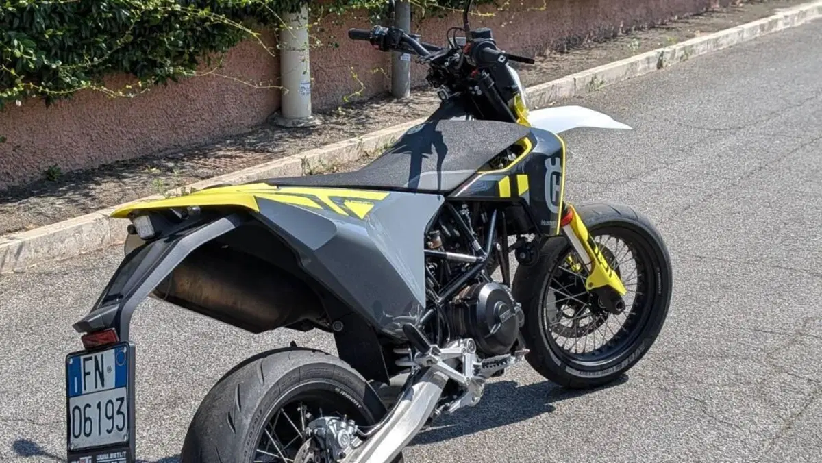 Husqvarna 701 Supermoto (2023 - 25)  (2)