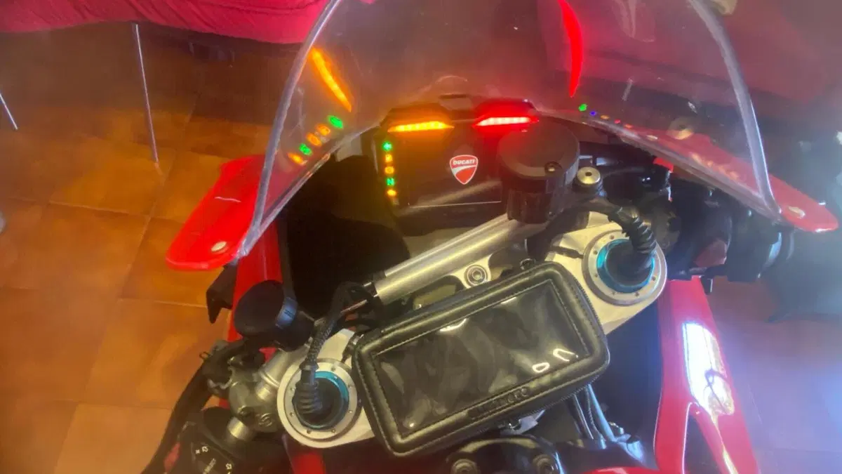 Ducati Panigale V4 S 1100 (2021)  (9)