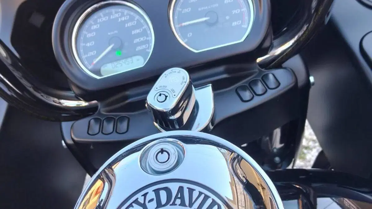 Harley-Davidson 1690 Road Glide Ultra (2015 - 16) - FLRTU  (2)
