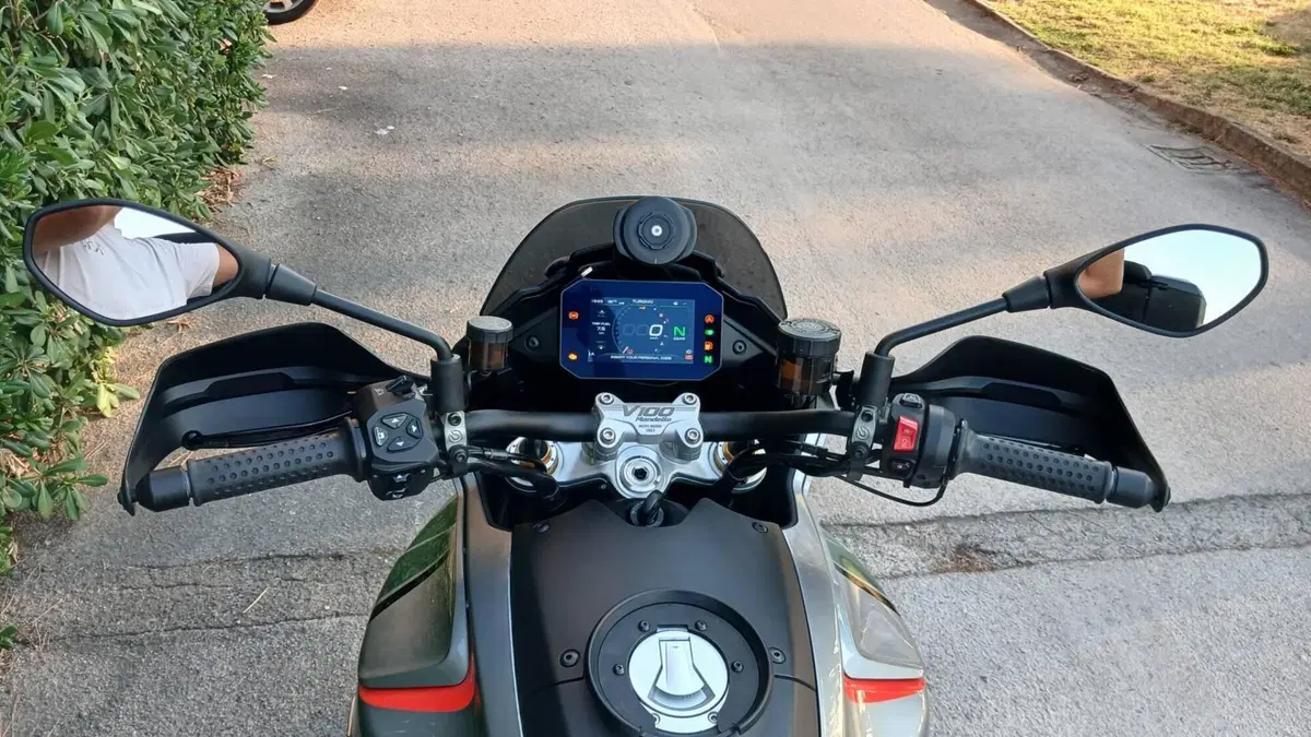 Moto Guzzi V100 Mandello S (2022 - 24)  (5)
