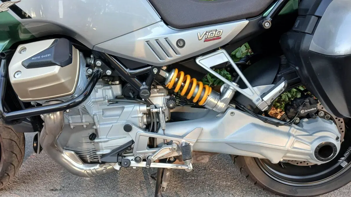 Moto Guzzi V100 Mandello S (2022 - 24)  (12)