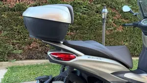 Piaggio Beverly 300 Hpe (2021)  (2)
