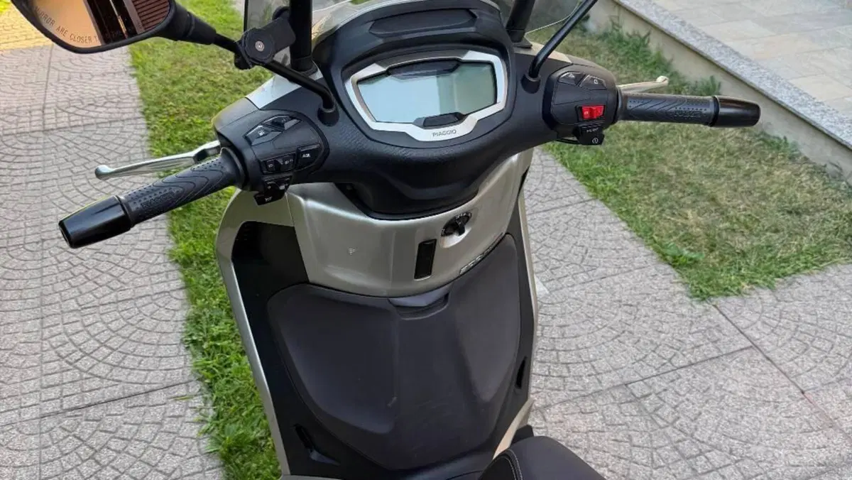 Piaggio Beverly 300 Hpe (2021)  (3)