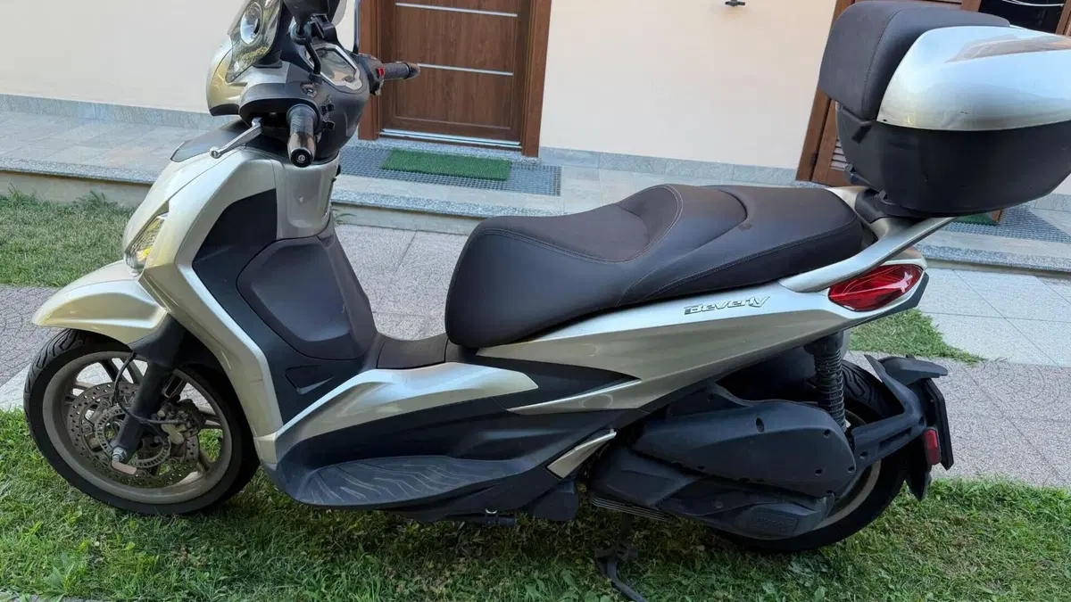 Piaggio Beverly 300 Hpe (2021)  (4)