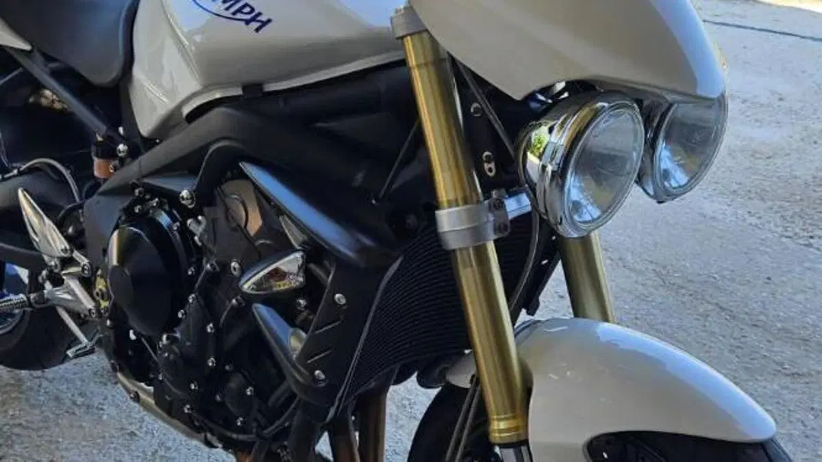 Triumph Street Triple R (2009 - 12)  (8)