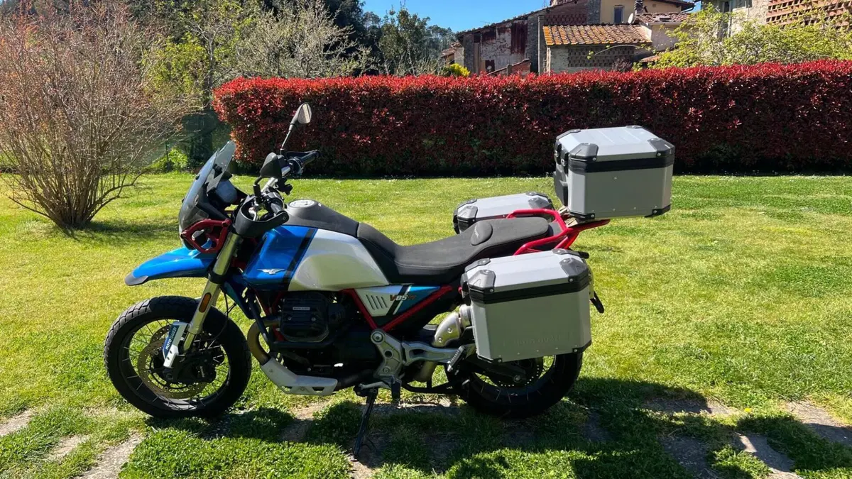 Moto Guzzi V85 TT Evocative Graphics (2021 - 23)  (2)