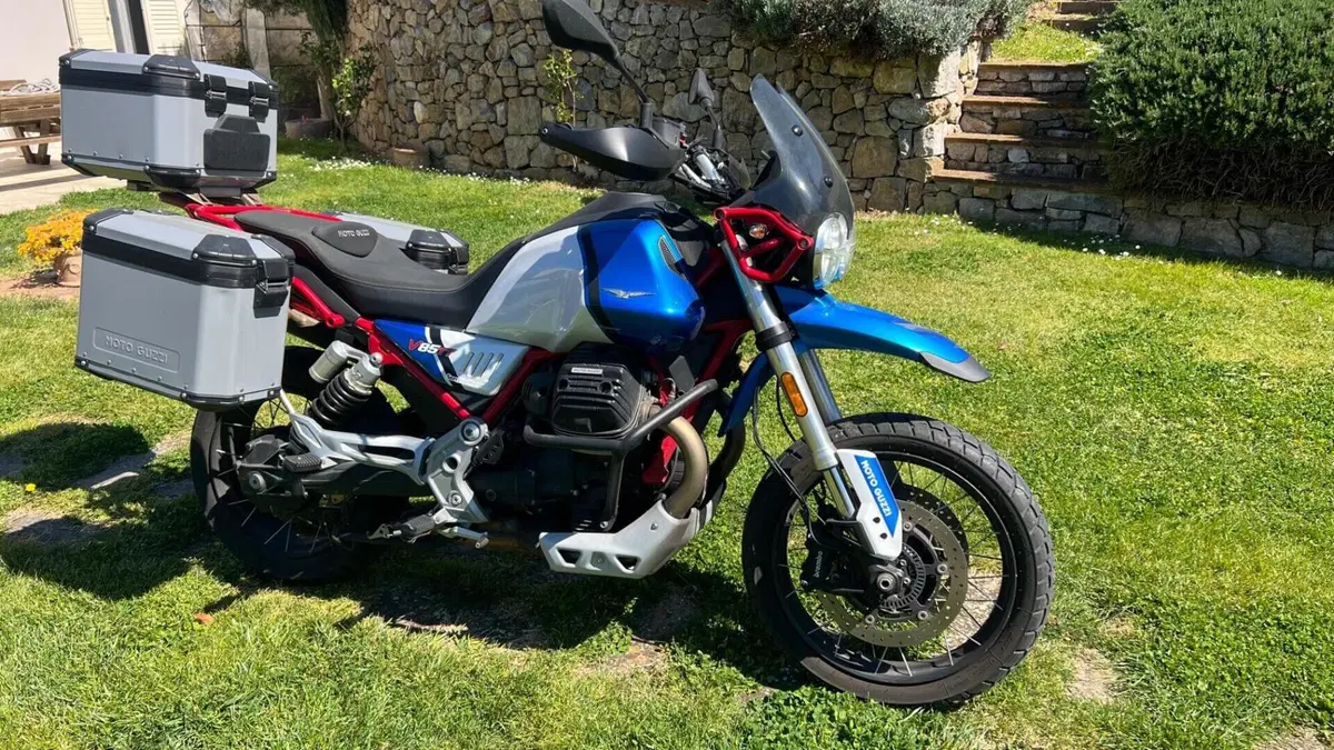 Moto Guzzi V85 TT Evocative Graphics (2021 - 23)  (4)