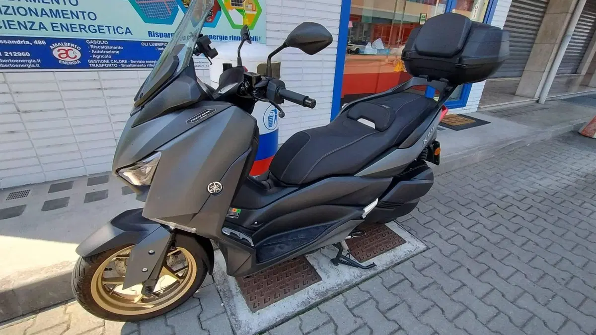 Yamaha X-Max 300 Tech Max (2021 - 24)  (2)