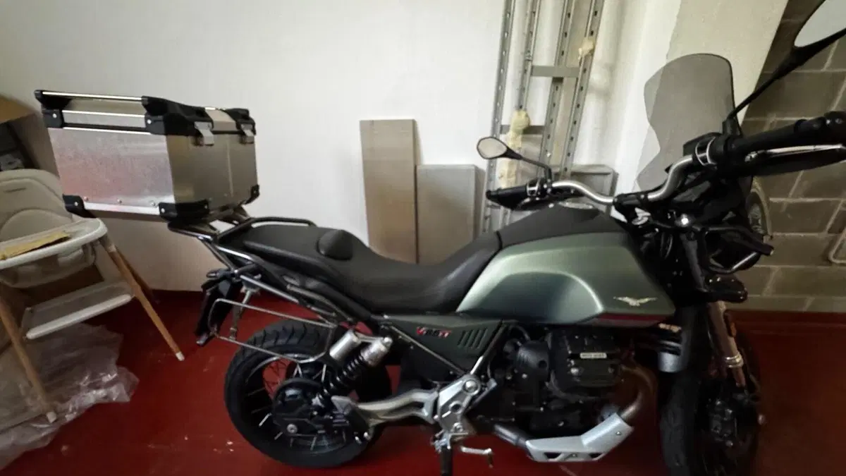 Moto Guzzi V85 TT (2021 - 23)  (4)