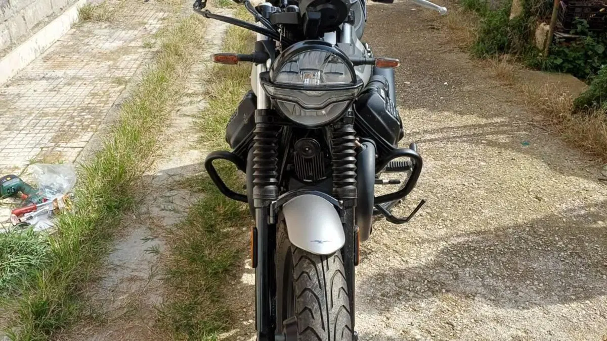 Moto Guzzi V7 Stone (2021 - 24)  (2)