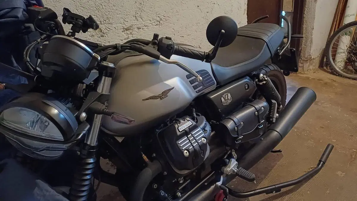 Moto Guzzi V7 Stone (2021 - 24)  (3)