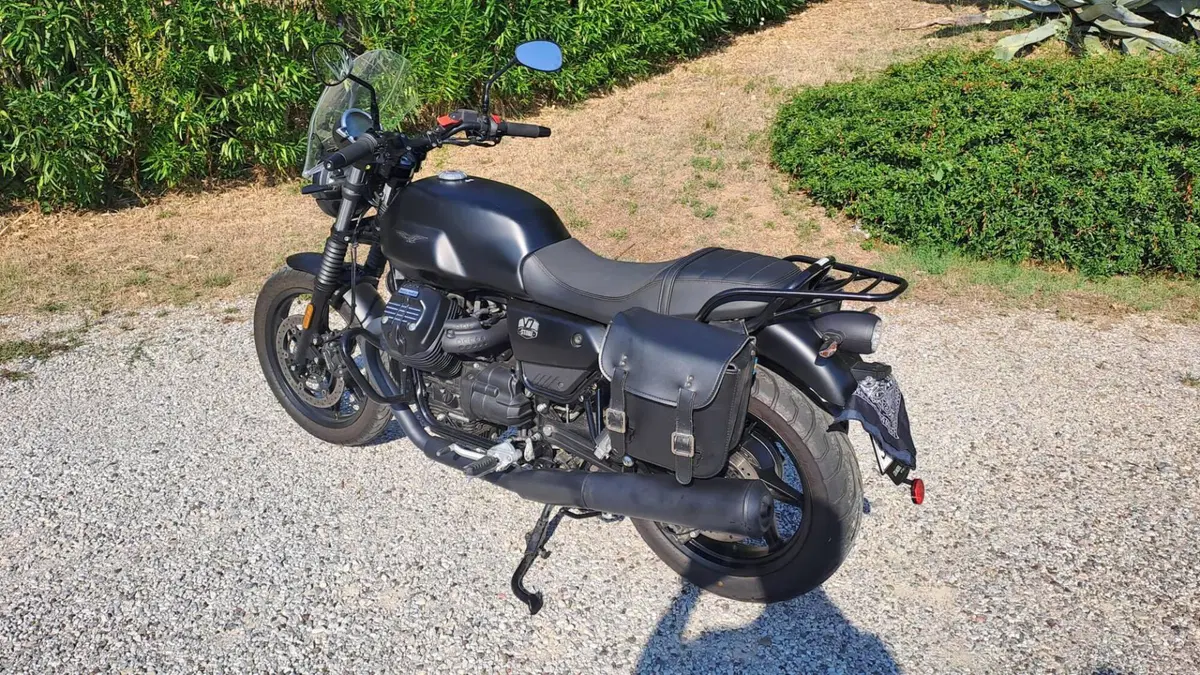 Moto Guzzi V7 Stone (2021 - 24)  (2)