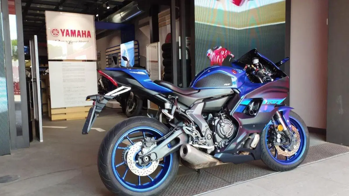 Yamaha YZF R7 (2021 - 25)  (2)