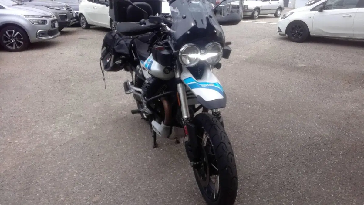 Moto Guzzi V85 TT (2021 - 23)  (3)