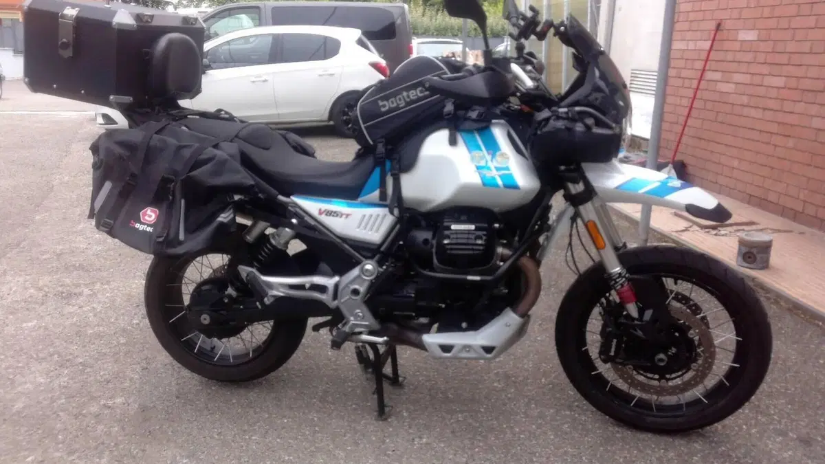 Moto Guzzi V85 TT (2021 - 23)  (4)