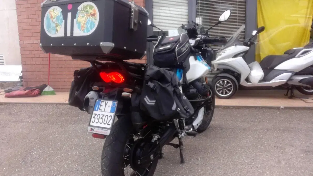Moto Guzzi V85 TT (2021 - 23)  (7)