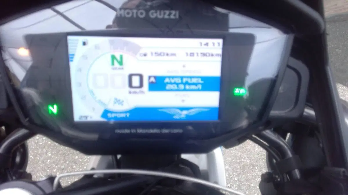 Moto Guzzi V85 TT (2021 - 23)  (11)