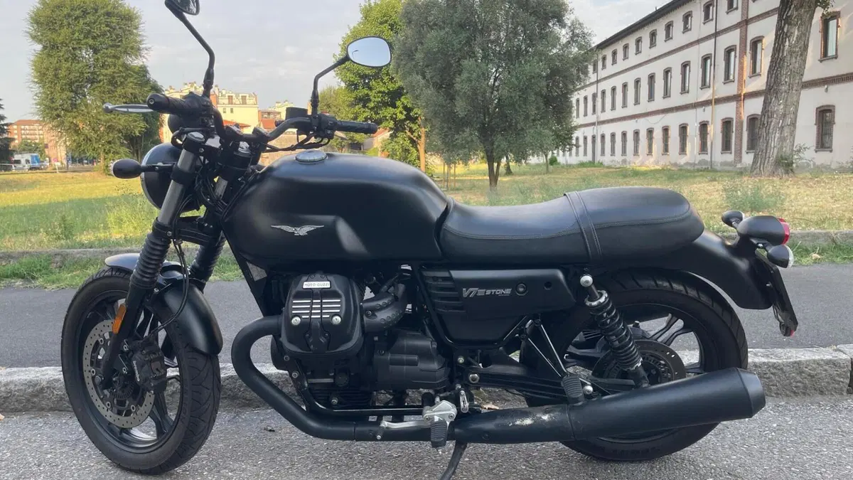 Moto Guzzi V7 III Stone (2017 - 20)  (2)