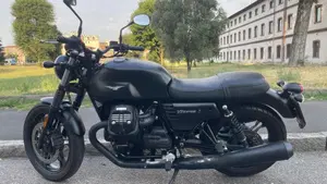 Moto Guzzi V7 III Stone (2017 - 20)  (2)