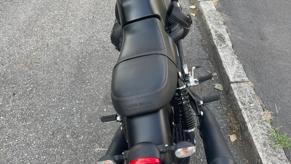 Moto Guzzi V7 III Stone (2017 - 20)  (3)